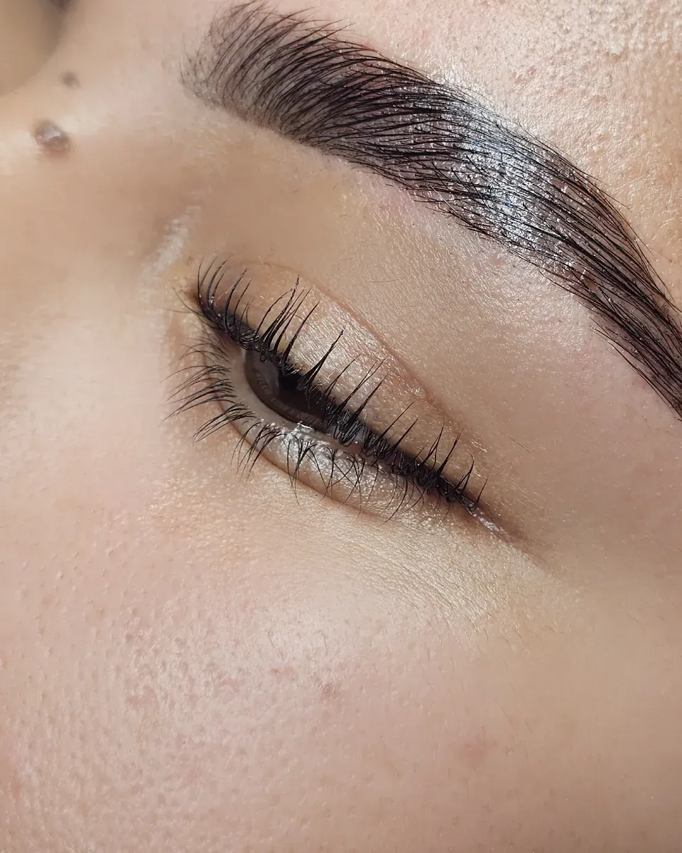 Resultado real de Laminado de Cejas en Goddess Lash Room